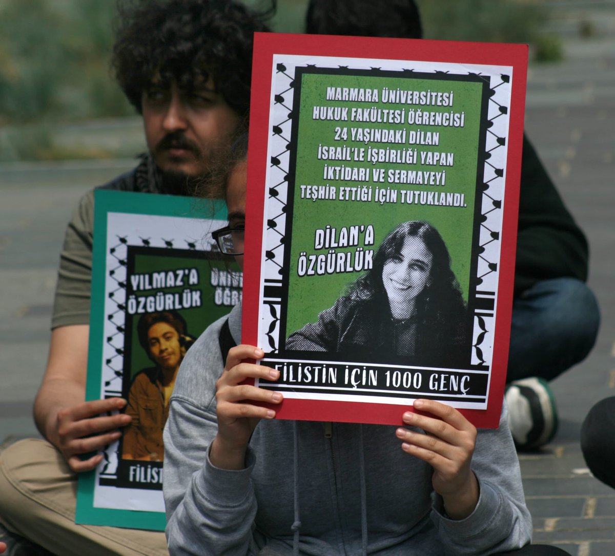 İsrail ile ilişkiyi kes dediği için yoldaşlarımız 22 gündür tutuklu, ilk hafta tutuk itirazı hala incelenmedi. İtirazın incelenmesi ile serbest bırakılmaları için bugün Şişhane’deydik.

Yoldaşlarımızı alacağız, durmayacağız, İsrail ile tüm ilişki kesilecek. <a href="/filistinicinbin/">Filistin İçin Bin Genç</a>