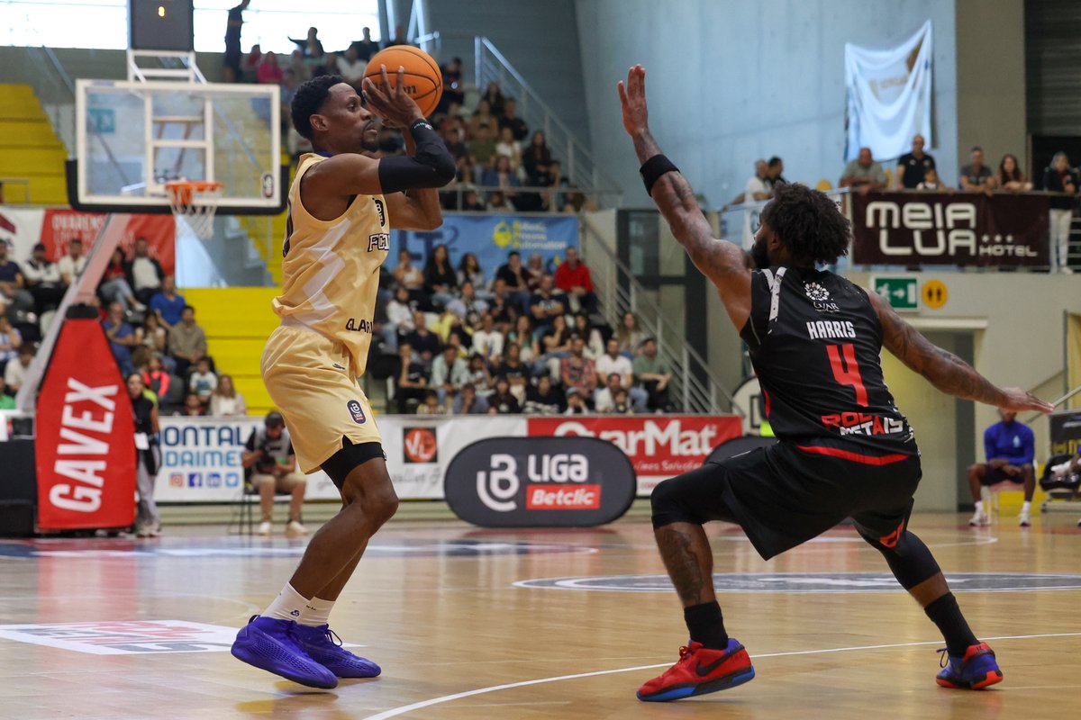 fpbasquetebol's tweet photo. 🏀 @OvarenseBasquet 83-86 @FCPorto 
🏆 Liga Betclic Masculina (meia-final - jogo 3)
📍 Arena de Ovar
⭐ @CharlonONEKloof (17pts, 5/7 2P, 7/8 LL, 5res, 5ast, 1rb, 2dl)
📊 https://t.co/m1VgyD0IVL

#SomosBasquetebol #LigaBetclicMasculina https://t.co/3AwHOIpq2O