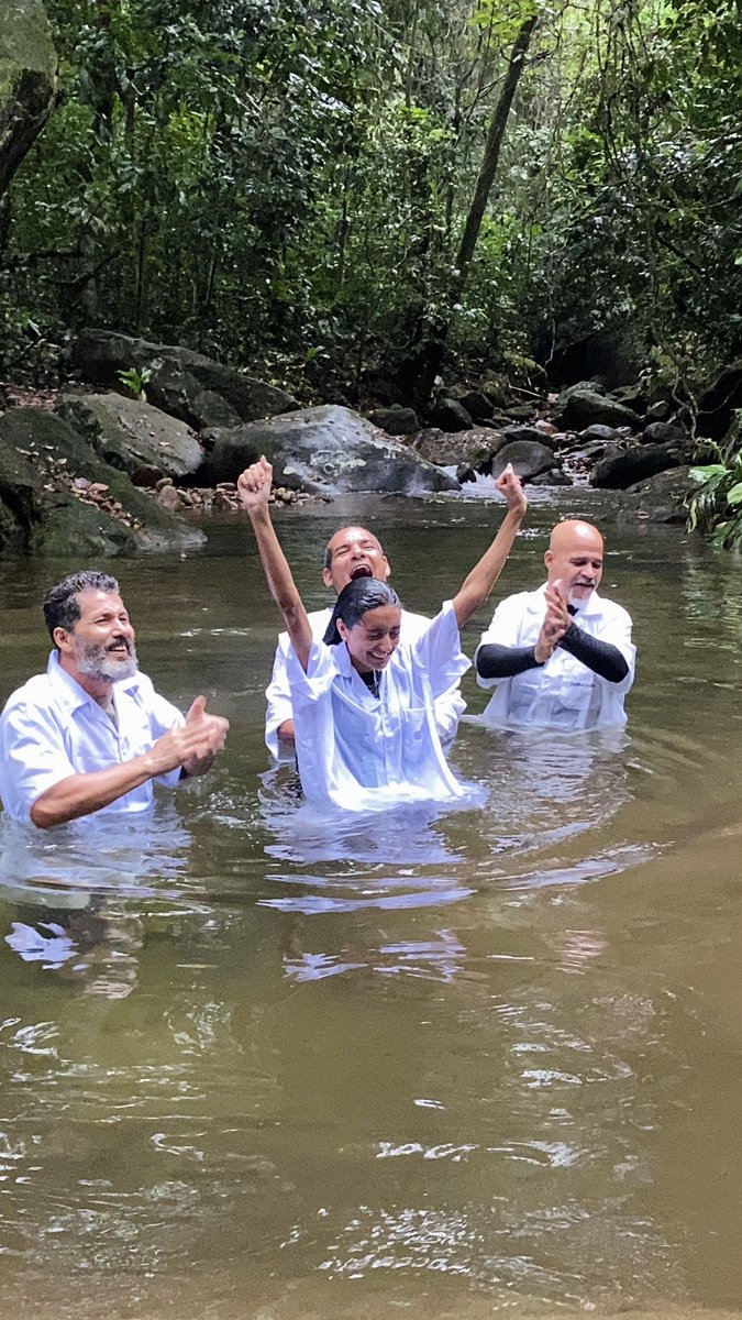 Já estou crucificado com Cristo; e vivo, não mais eu, mas Cristo vive em mim; e a vida que agora vivo na carne vivo-a na fé do Filho de Deus, o qual me amou, e se entregou a si mesmo por mim. 🥹❤️ 

MOMENTO ÚNICO 🥹❤️