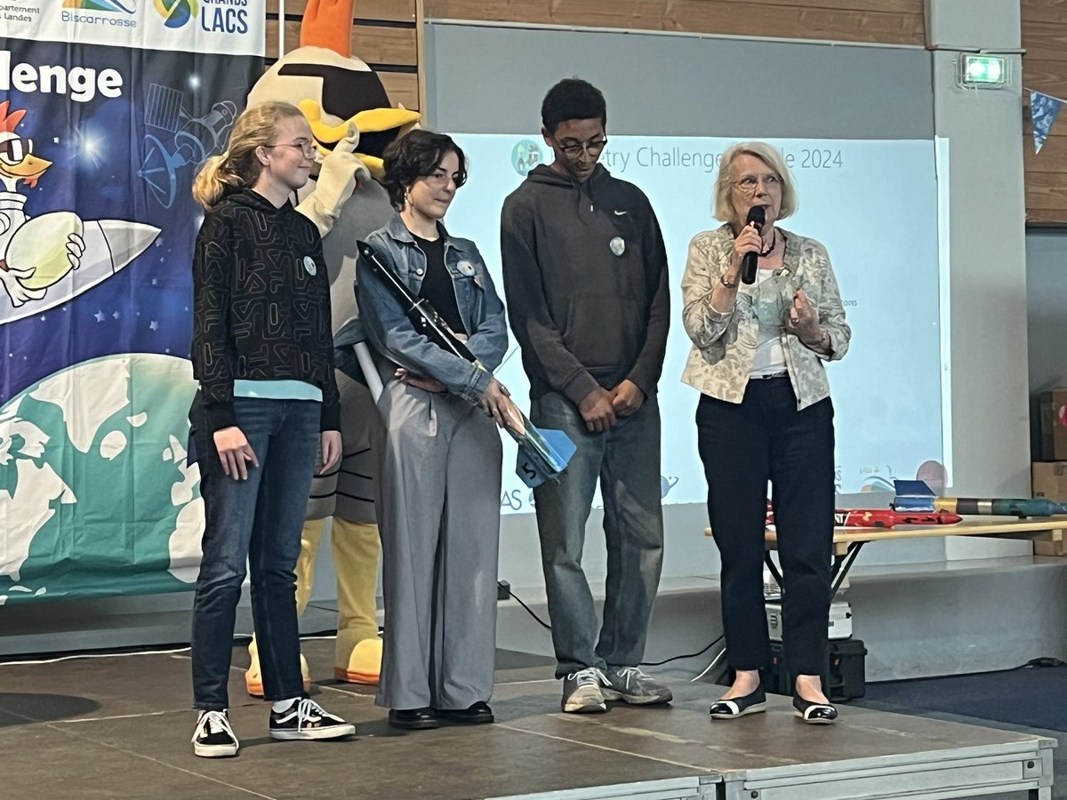 GifasOfficiel's tweet image. Finale nationale du #RocketryChallenge 2024 à #Biscarrosse : le 2ème prix est attribué au projet Uranie du collège François Mitterrand de Soustons (Landes) et remis par @PlaneteSciences. #Rocketry #MiniFusées #Espace #Jeunesse