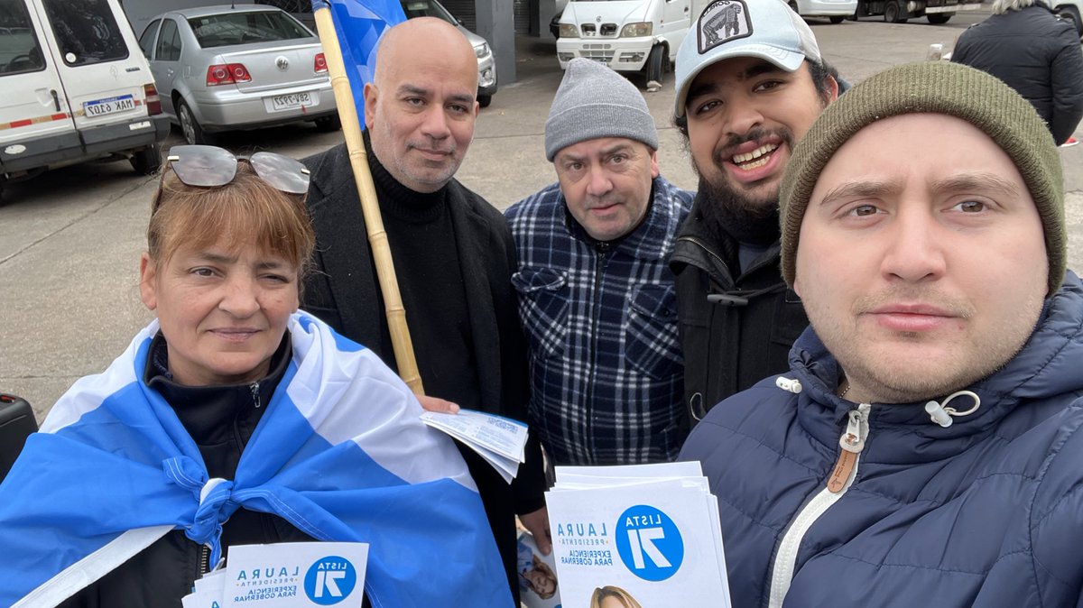 FrancoCanti's tweet photo. Un domingo más la @lista71 presente en la feria de La Teja.
Este domingo 30 de junio vamos con @lauraraffo para que juntos #HagamosHistoria https://t.co/lPY4YDsVPq