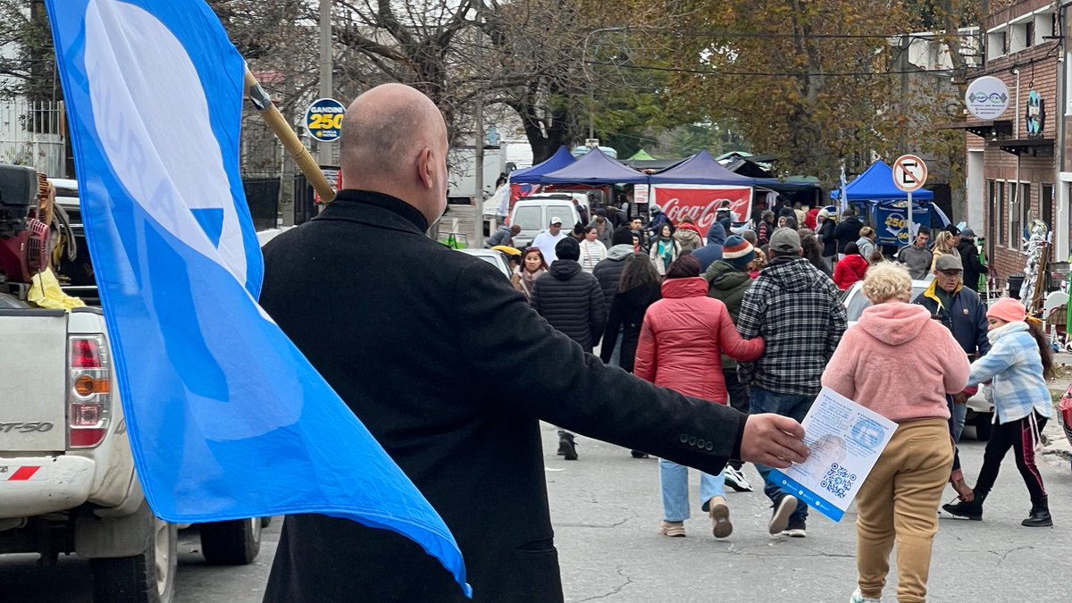 FrancoCanti's tweet photo. Un domingo más la @lista71 presente en la feria de La Teja.
Este domingo 30 de junio vamos con @lauraraffo para que juntos #HagamosHistoria https://t.co/lPY4YDsVPq