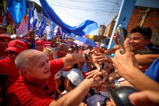Diosdado Cabello: Nicolás Maduro jamás ha flaqueado y siempre se ha mantenido junto al pueblo #PsuvMiranda #NicoLike #26May goo.su/Zfhf7l