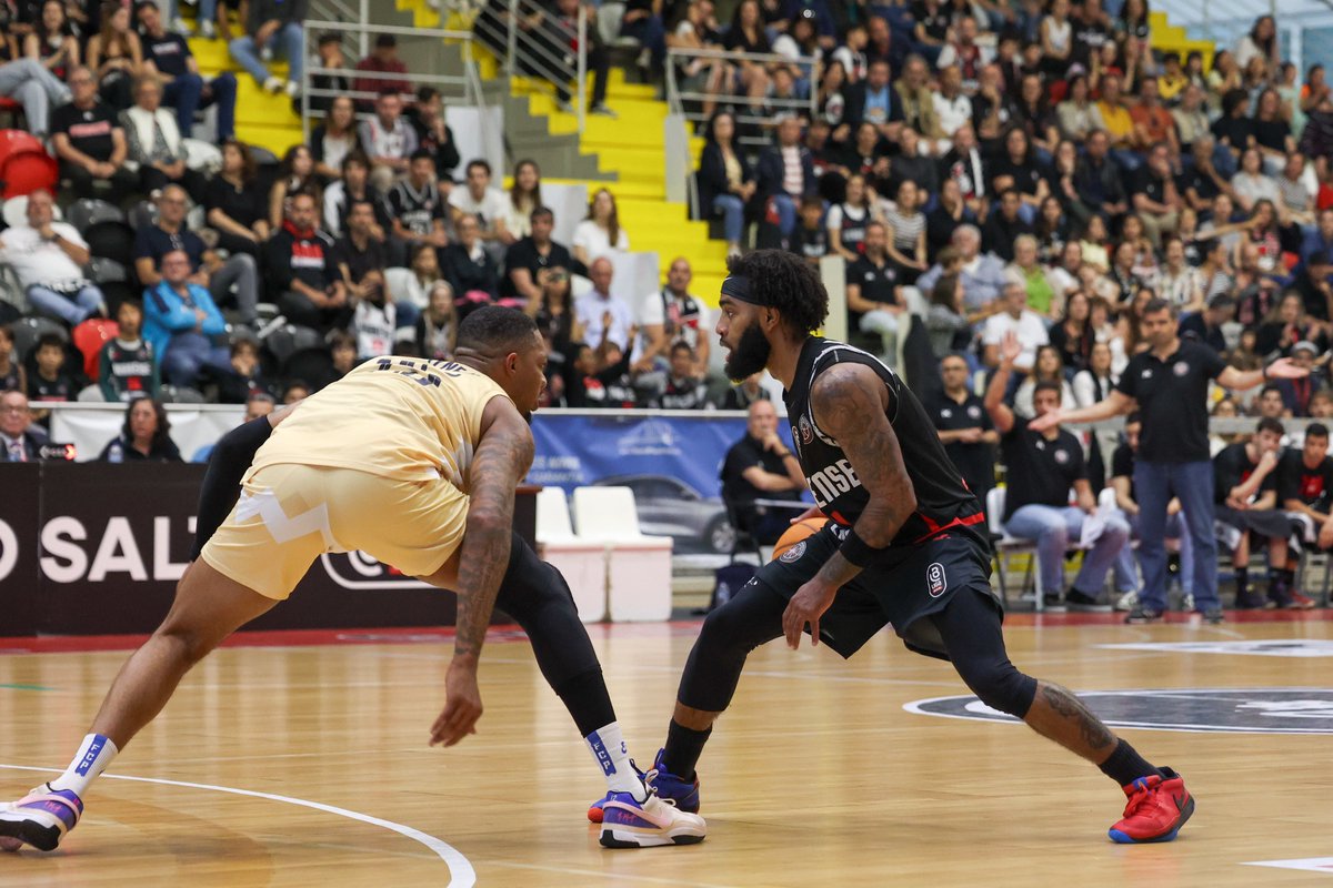 🏀 <a href="/OvarenseBasquet/">Ovarense Basquetebol</a> 83-86 <a href="/FCPorto/">FC Porto</a> 
🏆 Liga Betclic Masculina (meia-final - jogo 3)
📍 Arena de Ovar
⭐ <a href="/CharlonONEKloof/">Charlon Kloof</a> (17pts, 5/7 2P, 7/8 LL, 5res, 5ast, 1rb, 2dl)
📊 tinyurl.com/4pc6dsmy

#SomosBasquetebol #LigaBetclicMasculina