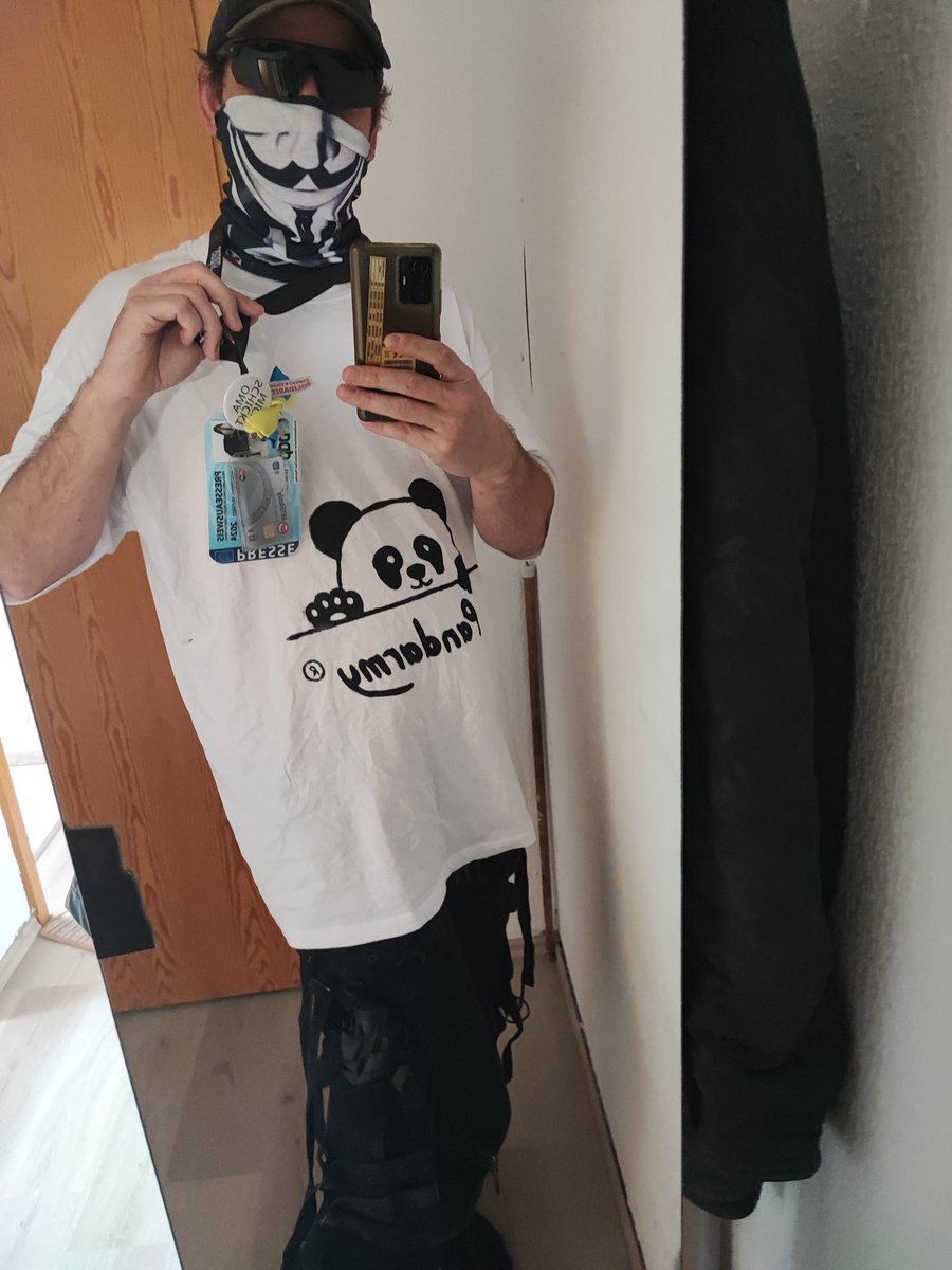 fr4gfu44a's tweet image. Ich war da so gestern auf der Demo. #Pandarmy Shirt (Danke liebste Luna) und das Trigger Set für Anfänger. Der Regenschirm war für #Kreischweite gedacht, damit er seinen Regenschirm Content machen kann.