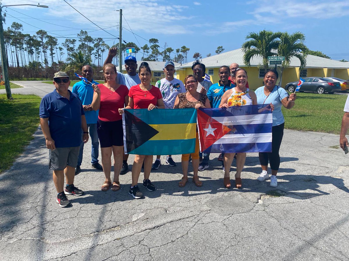 En esta jornada dominical, cubanos residentes en #Bahamas 🇧🇸 y amigos de #Cuba🇨🇺 en ese país, se congregaron en las ciudades de Nassau y Gran Bahamas para exigir fin del bloqueo y eliminación de la isla de la lista de países 'patrocinadores del terrorismo'. #MejorSinBloqueo