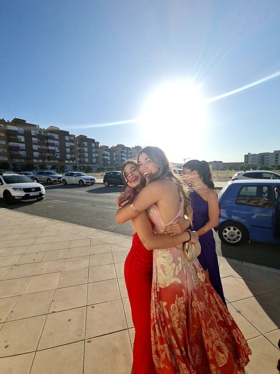 Cuatro años juntas y la única cosa que tengo clara es que no importa lo que pase , no importa cuánto cambien las cosas , nosotras siempre estaremos juntas.
Familia 🤎🤍