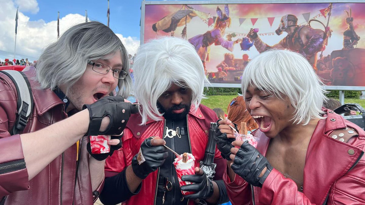 LDarkstalker's tweet photo. 3rd batch from MCM!
That Terry cosplayer was crazy to bring an Mythra sword to me π
#mcm #comiccon #Dantedmc3 https://t.co/3qXr3OZtho