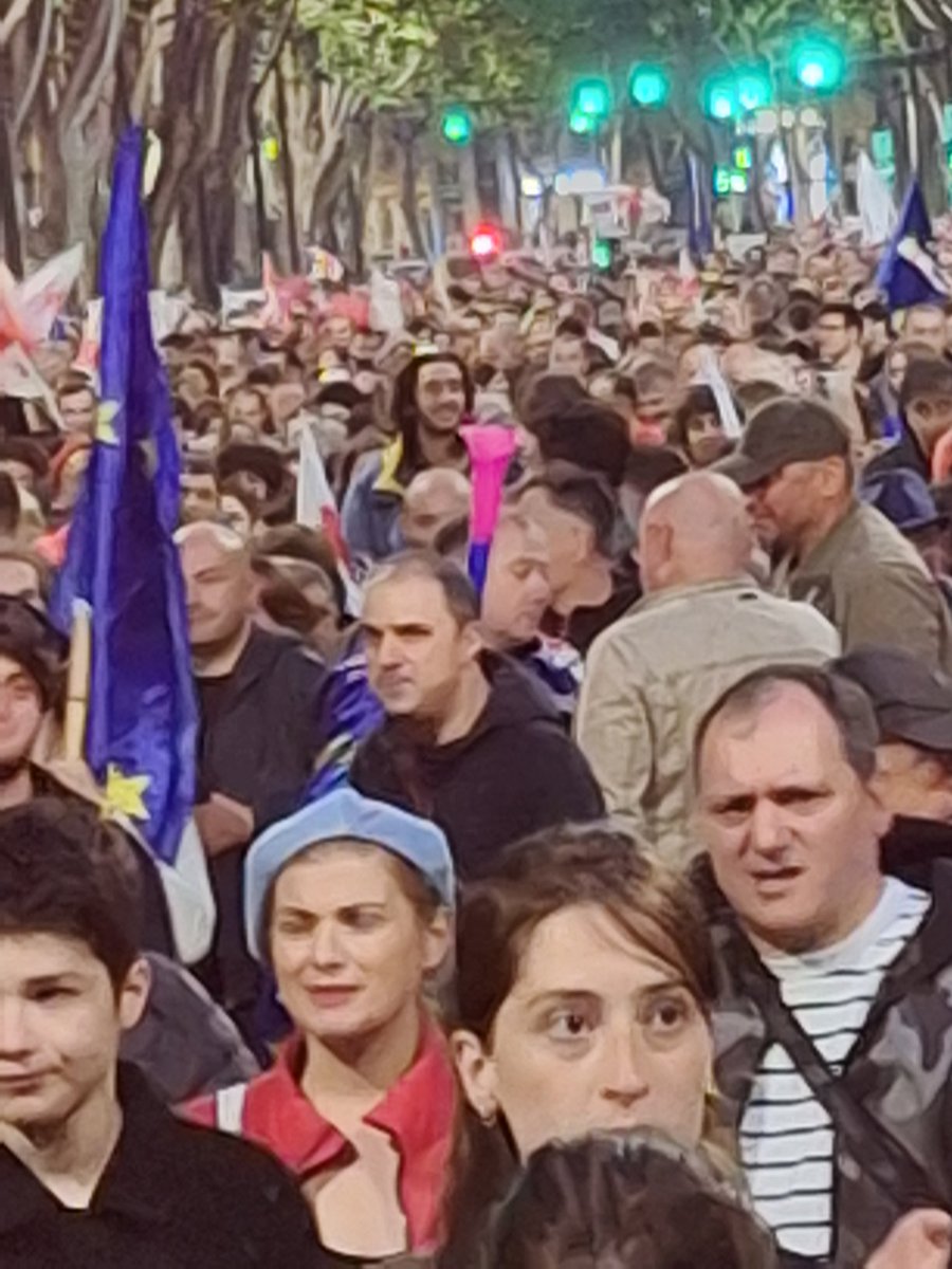 #GeorgieLoiRusse
Devant le siège du parti au pouvoir les manifestants chantent 'Esclaves, esclaves (de la Russie)' ('monebo'!)