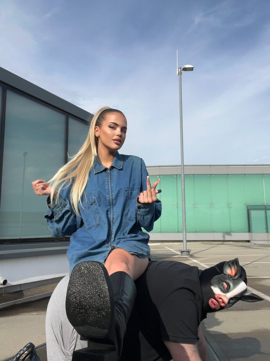 this is how look a princess chair 👸🏼

 i think mr piggy like this princess chair! 🐷