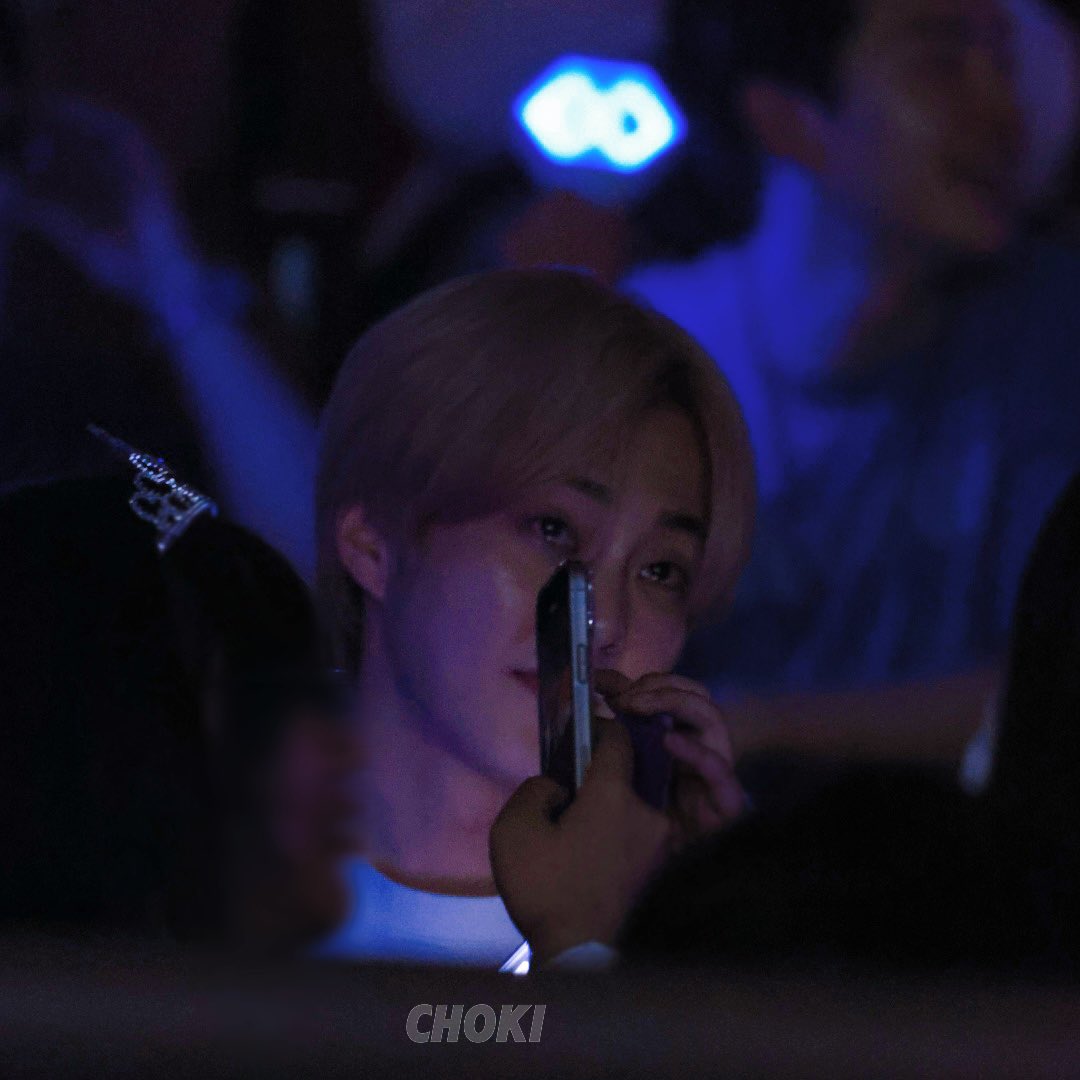 Kai88isfan's tweet photo. พึ่งเห็นรูปนี้ คือพี่หมินร้องไห้ในคอนเสิร์ตพี่จุน คือเข้าใจเลยนะ สายตาเค้าคือภูมิใจในตัวลีดเดอร์มากๆ นี่คือคอนเสิร์ตเดี่ยวครั้งแรกของพี่จุน คือใจหนู😭😭😭 https://t.co/rXj2gLvsI0