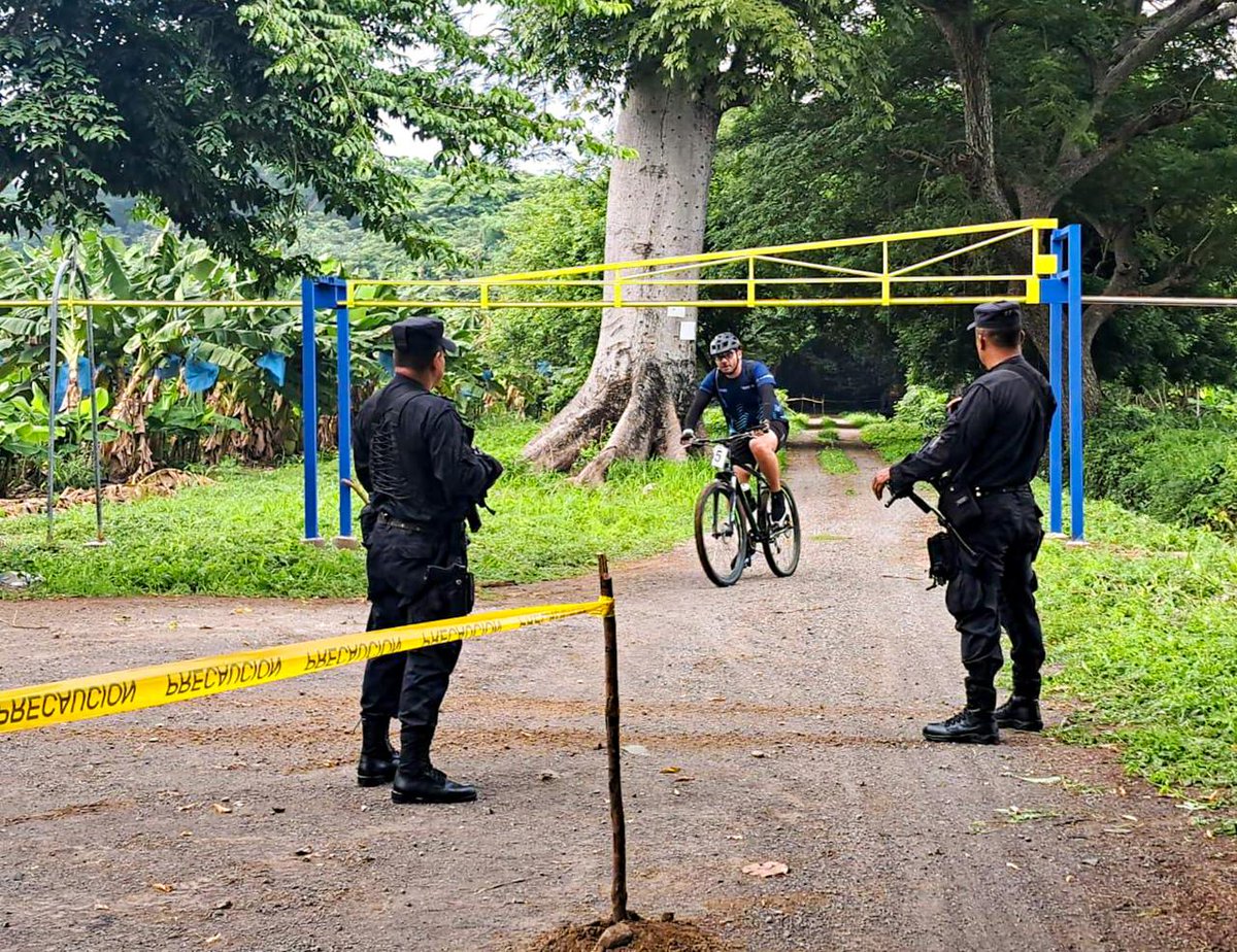 Garantizamos la seguridad en un evento de ciclismo en Puerto Barillas, en la Bahía de Jiquilisco, Usulután. La misión es mantener el orden y auxiliar a los participantes en caso de emergencia. #PlanControlTerritorial