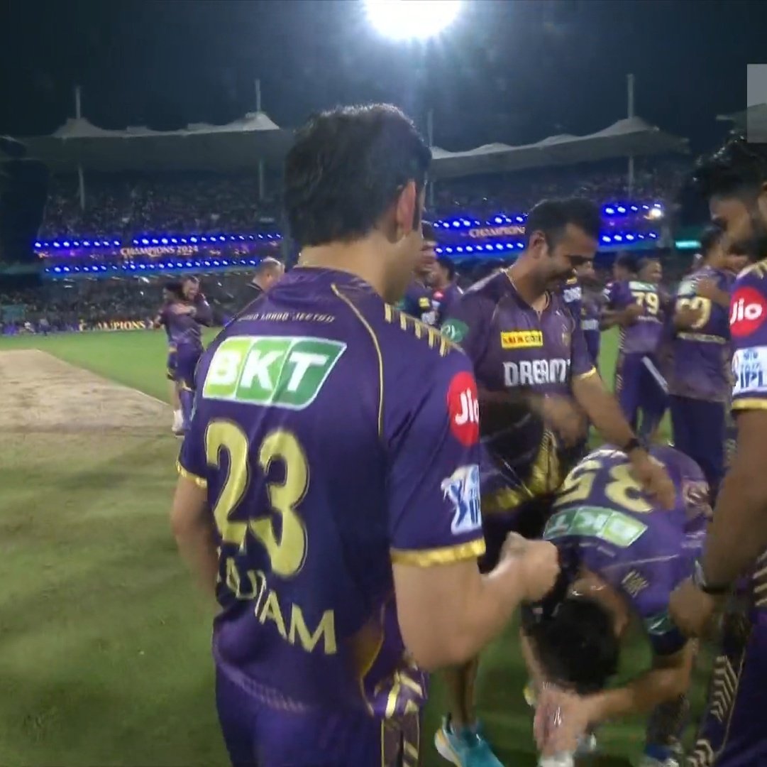 mufaddal_vohra's tweet photo. Rinku Singh bowed down to Gautam Gambhir. https://t.co/yaPCddeTXu