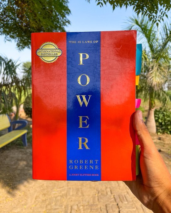 DehumanoaDeus's tweet photo. Esse livro é proibido nas prisões do Brasil.

Ele ensina a arte de manipular os outros.

Aqui estão as 20 melhores leis de “The 48 Laws Of Power” com explicações🧵: https://t.co/hZEEkZi4Ka