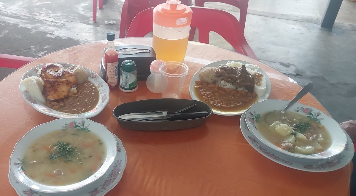 Almorzando en la Carrera Quinta de #Algeciras, en el Restaurante Carranza, comida casera del #Huila.