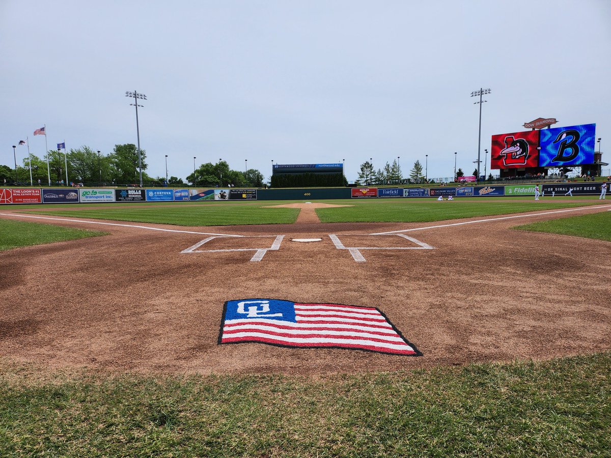 NebraskaLegacy's tweet image. Memorial Day Weekend. Final game of the series. Thanks to all who serve and those who served. #GroundsCrew #LoonsBaseball @greatlakesloons