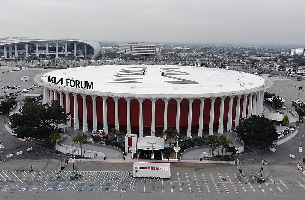 Mon Laferte se presentó ante 17.500 personas en The Forum, de Los Angeles 🇺🇸. Es la primera artista chilena en presentarse en este recinto con la capacidad total.