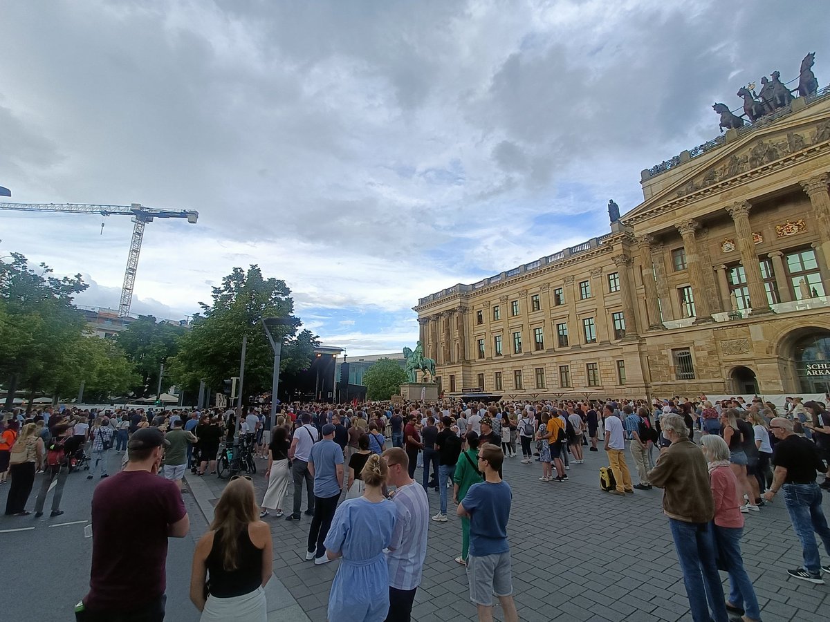 Während Schwurbler, Reichsbürger, AfDler, Nazis und andere Abgehängte der Gesellschaft sonst mit Schildern und Trommeln durch die Straßen gehen und online jammern, feiert #Braunschweig die Demokratie mit #TimBenzko auf den Straßen und dem Schloßplatz.

#BuntstattBraun
#FCKAFD