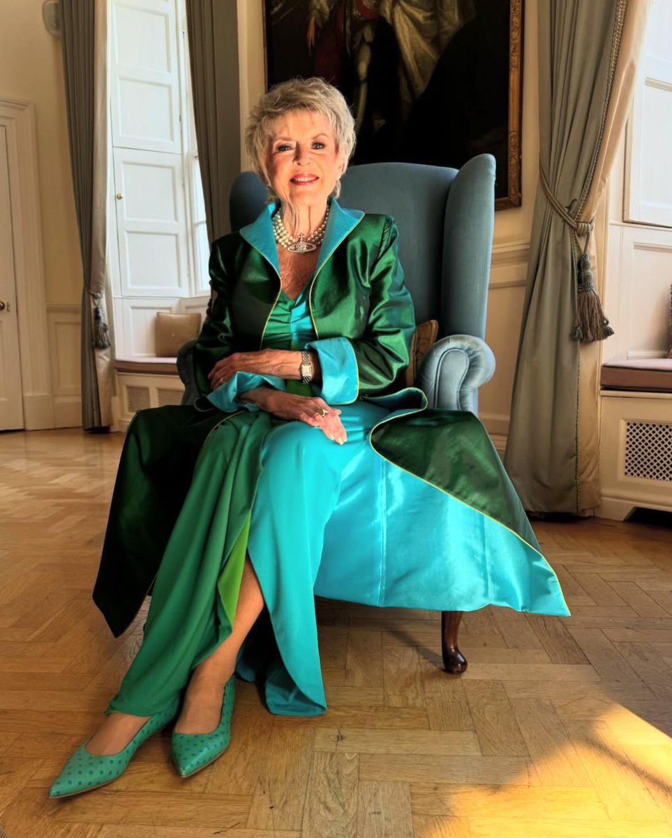 Congratulations to Gloria Hunniford who received the Freedom of Armagh Borough in recognition to her incredible contributions to broadcasting and her inspiring charitable efforts. We are honoured that she chose to receive such a prestigious award wearing BvT 💚

#gloriahunniford