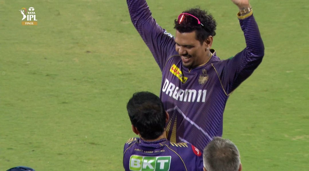 CricCrazyJohns's tweet photo. Gambhir lifting Narine. ❤️

- Frame of the day. https://t.co/Tl1SF5pl0S