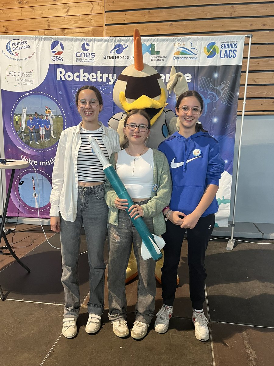 GifasOfficiel's tweet image. Finale nationale du #RocketryChallenge 2024 à #Biscarrosse : le 1er prix est attribué au projet Naloma du collège d’Amou (Landes) et remis par le @GifasOfficiel. Félicitations !! Et RV le 26 juillet à @FIAFarnborough pour la finale internationale !! #Rocketry #Espace #Jeunesse