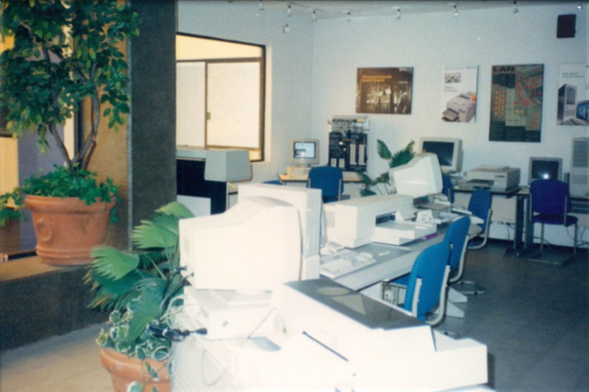 CompuSoluciones's tweet photo. ¿Cómo empezó vs. cómo va? Hoy cumplimos 39 años transformando a las empresas con tecnología. #SomosCompuSoluciones 💻🎉 https://t.co/mLvCklxXB3