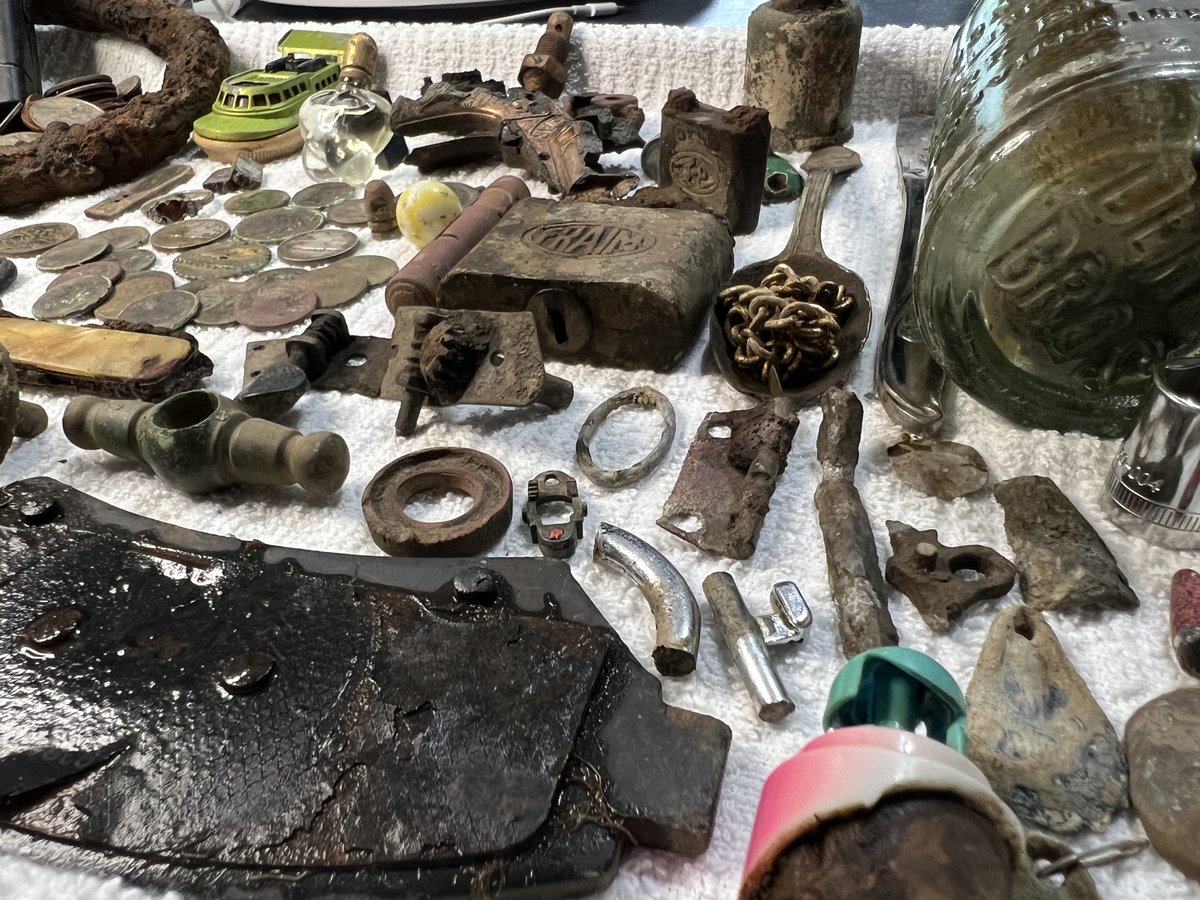 2 week wrap up 🔥 1881, 1897, 1906 IHP's, 2 war nickels, Pontiac token, saw token?, 14 wheats, pew pew, stringed tuners, 2 locks, silver plated spoon, bling ring, straight razor, stun gun, and the perfume bottle to say the least. ☺ All Nox 800.