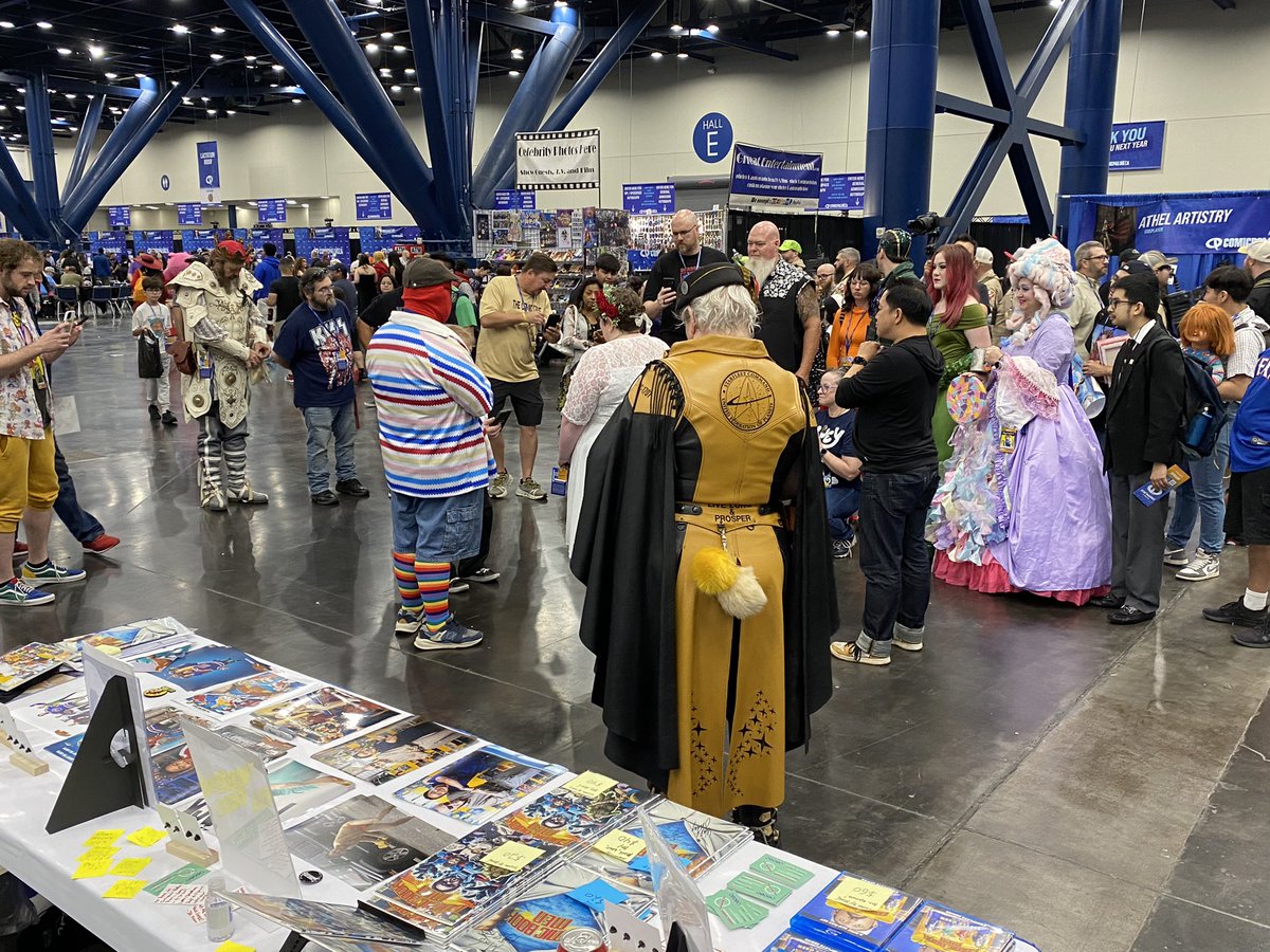 A wedding just took place @Comicpalooza in front of @mingchen37’s table!