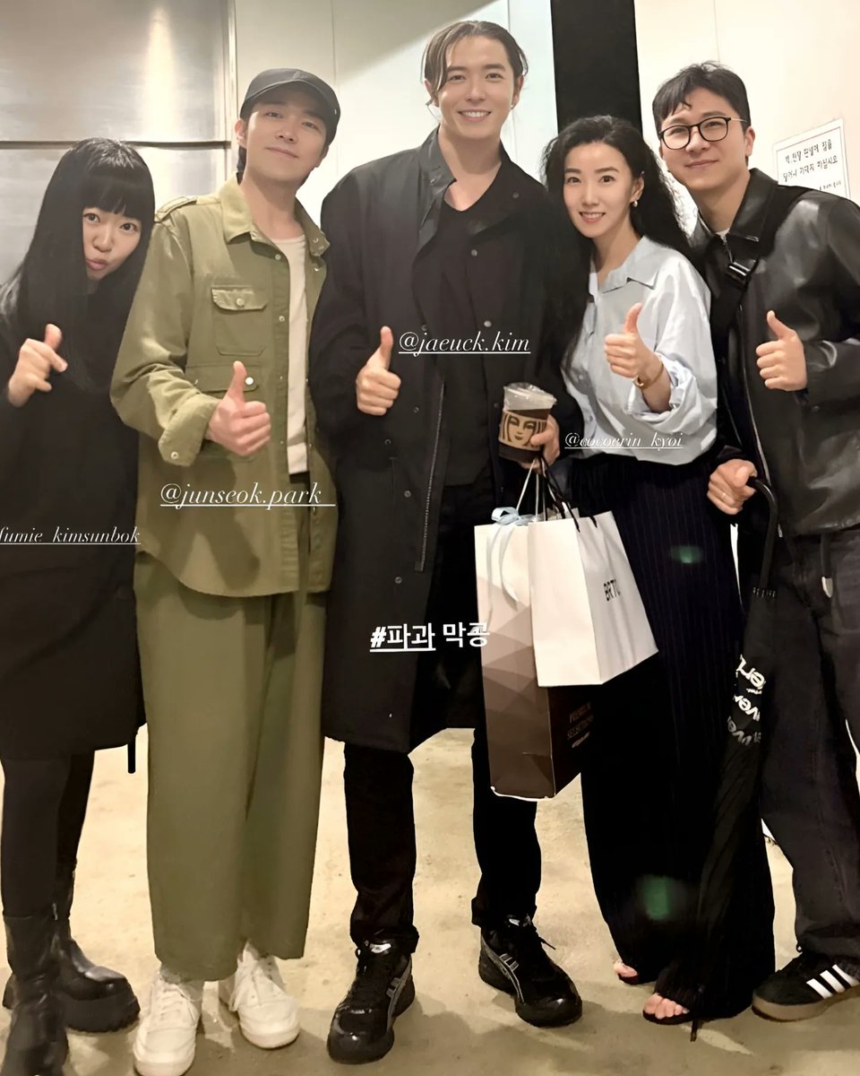 Cr.lazylog This musical will be always memorable for the amount of friends came to visit Jaeuck to support him.#kimjaewook #kimjaeuck #jaeuck #kimjaeuck #jaewook #jaeuck #jaewookkim #jaeuckkim #キムジェウク #DeathsGame #coffeeprince #antiquebakery #김재욱  #pagwa