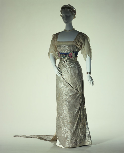 Evening dress by Jeanne Paquin, 1911. Kyoto Costume Institute.