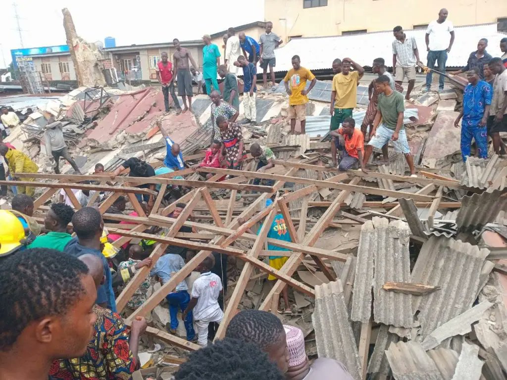 radionigeriahq's tweet photo. Many worshippers are feared dead while several persons are believed to be trapped in the rubble after a mosque collapsed in Papa Ajao area of Lagos state. 
The incident was reported to have occurred on Sunday  during the afternoon prayer. 
#Mosquecollapse #papaajao https://t.co/lq26LYNKWF