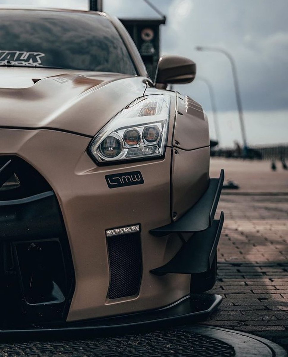 DailyGTRTM's tweet photo. Liberty Walk Nissan GTR-R35 👑 https://t.co/HfngK63EIL
