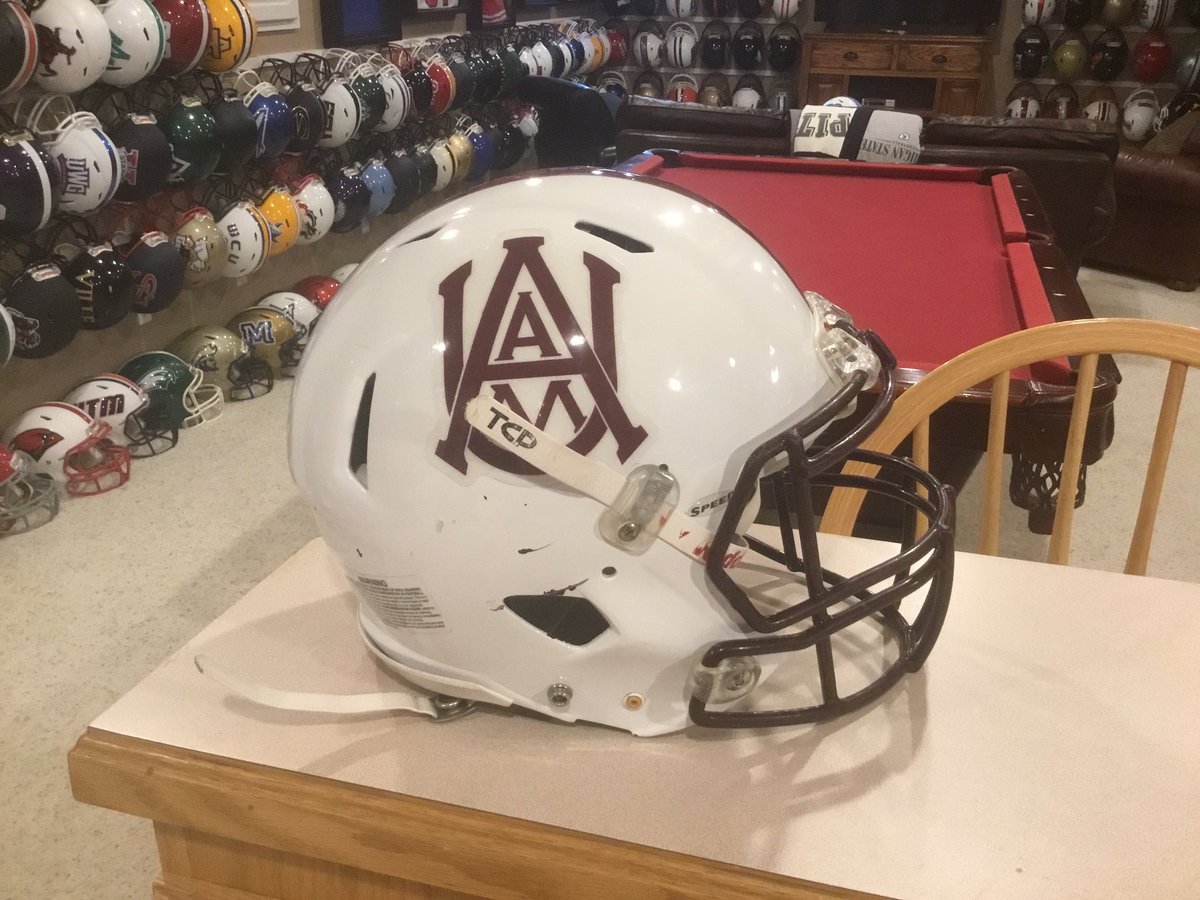 Helmet of the day #133! Alabama A&M Bulldogs! @AamufbR plays @FCSNationRadio1 @NCAA_FCS out of the @theswac in Normal Alabama! Great look as I believe they also wear the reverse colors on a maroon helmet! @CFBHome @HBCUFball @HBCUGameday @TheYardHBCU
