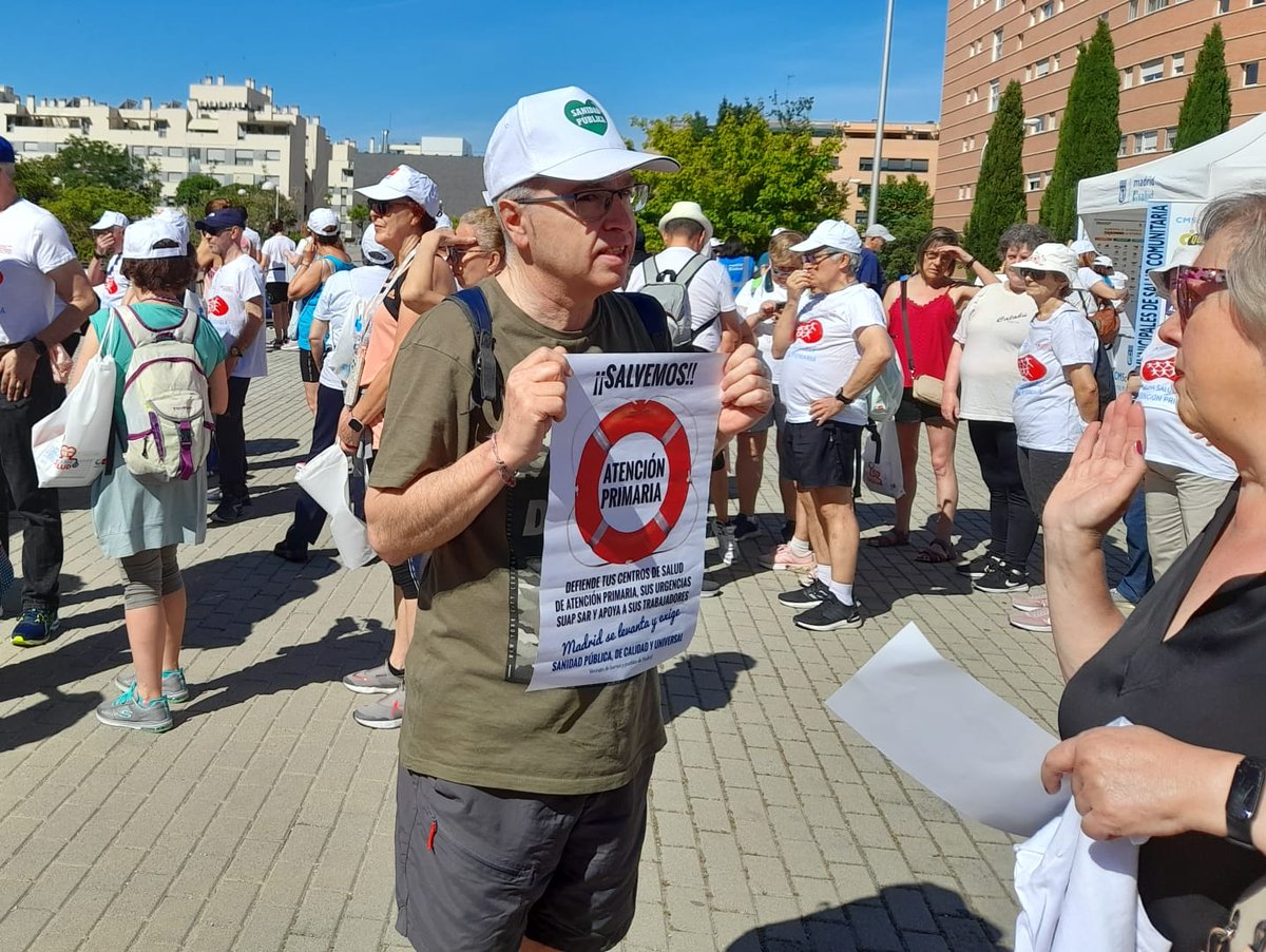 Nueva acción de @VecinasSanidad en la marcha indignada por la falta de medios en la #AtenciónPrimaria
No vamos a parar, no vamos a parar, estamos defendiendo nuestra
#SanidadPública