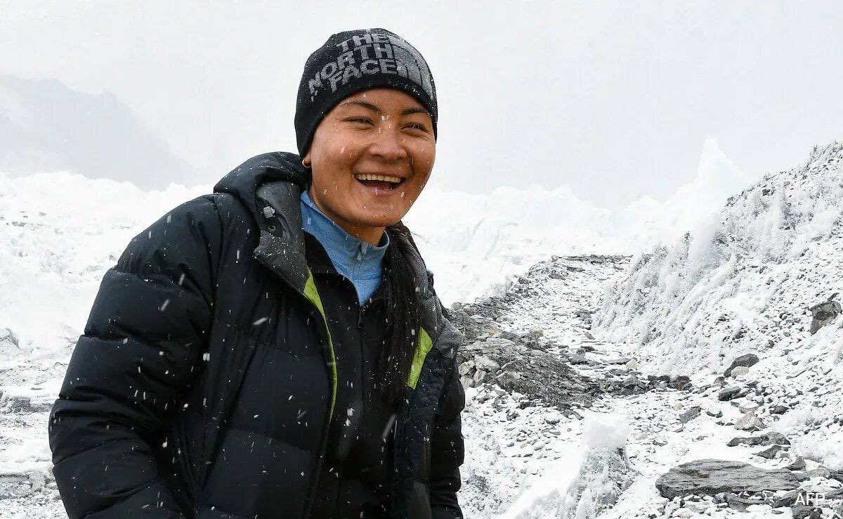 ВЕЧЕРНИЙ ЗВОН: самые звонкие события уходящего дня ВЕРШИНА ДНЯ Альпинистка из Непала Фунджо Лама установила, похоже, вечный мировой рекорд, покорив Эверест за 14 часов 31 минуту. Чуть ли не бегом! Подробности в Telegram: t.me/sashakots/46964