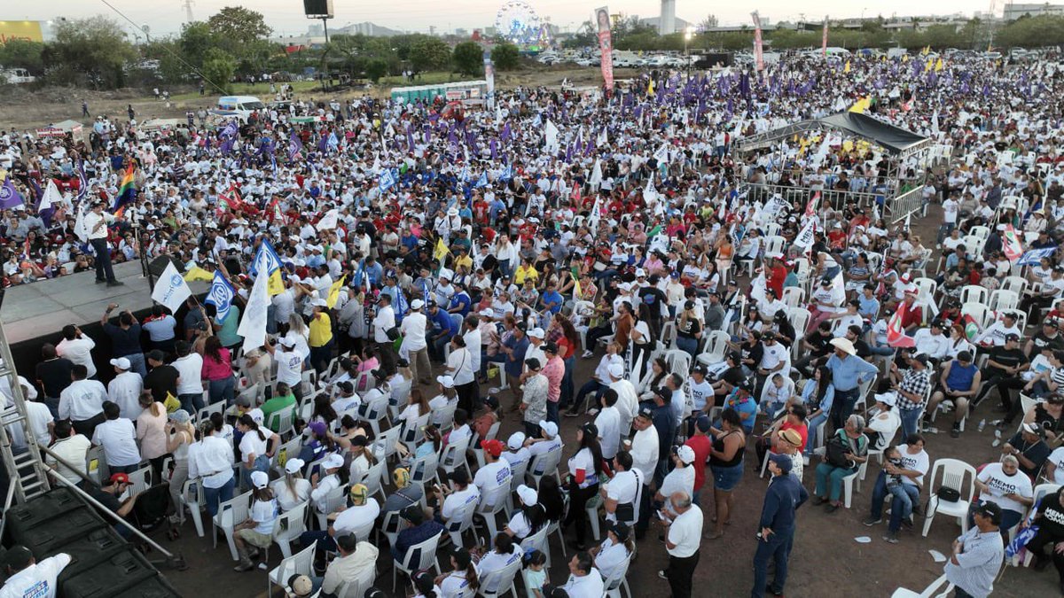 melesiocuen's tweet photo. Más de 20,000 mazatlecos acompañan a @MemoRomeromzt en su cierre de campaña. ¡Un gran evento que no tiene comparación! #MemoPresidente #ClaroQueSePuede 💪💪💪 https://t.co/xskiclrR2O