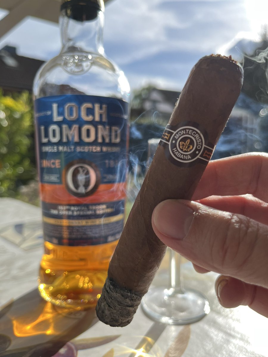 Sparkling fruitiness, elegant sweetness, fine spice with a hint of smoke in the background make the @LochLomondMalts ‚The Open‘ Special Edition 2024 with Chardonnay Wine Cask Finish a perfect pairing to asparagus but also to a Montecristo Edmundo 🥃💨😋☀️ #whisky #singlemalt