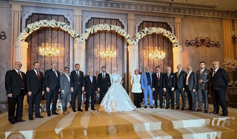 Ankara’da, değerli dostum Abdülkadir Çınar’ın oğlu Abdurrahman ve Ailenin yeni evladı Ahsen’in nikah ve düğün törenine iştirak ettik. Çınar ve Terzi ailelerini tebrik ediyor gençlerimize mutluluklar diliyorum. Rabbim mesud etsin.