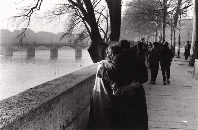 'Pero quiero que me digas, amor, que no todo fue naufragar por haber creído que amar era el verbo más bello... Dímelo... Me va la vida en ello'. Luis Eduardo Aute 📷Henri Cartier-Bresson.