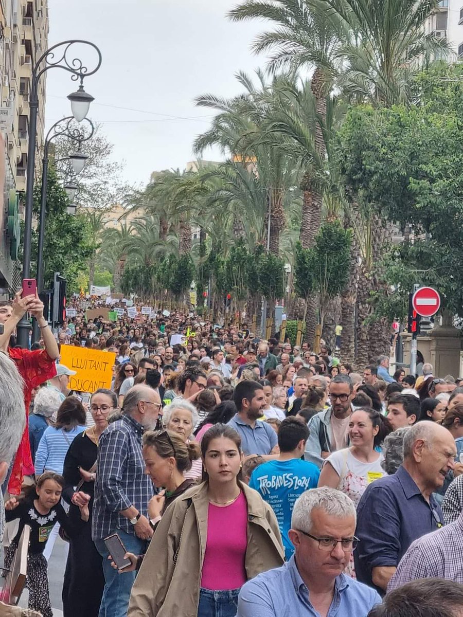 I acabar el dia amb una esperançadora manifestació multitudinària pels carrers d'Alacant que deixar palés que l'escola pública està més viva que mai i no permetrem ni un pas enrere. Per una educació pública, de qualitat, laica, inclusiva i en valencià. Ja n'hi ha prou! #Vaga23M