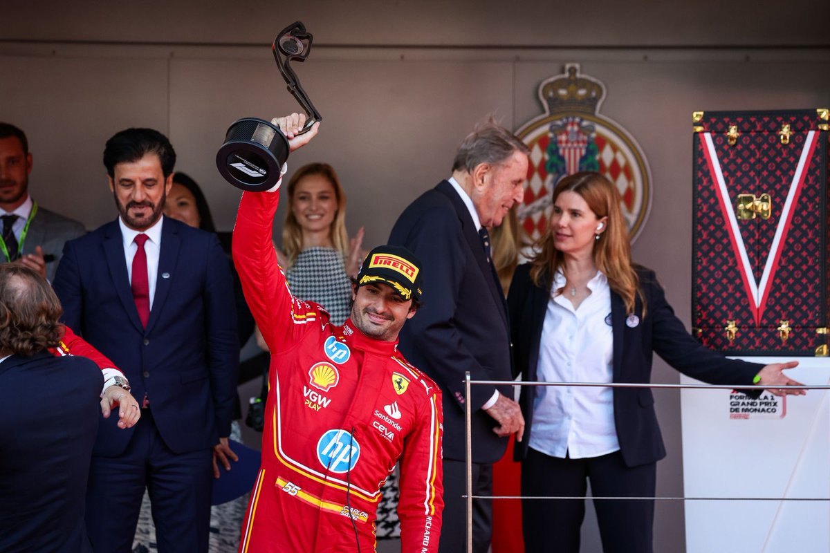 Carlossainz55's tweet photo. 🇲🇨Had a very good first start,but Oscar and I touched and had a puncture. I returned to P3 due to the crash (thankfully everyone was OK).Then it was a matter of managing pace and not allowing Lando a gap to pit. P3 and very happy for Charles and the team
👉https://t.co/MYUDjmsXkK https://t.co/OhR2TzzgWJ