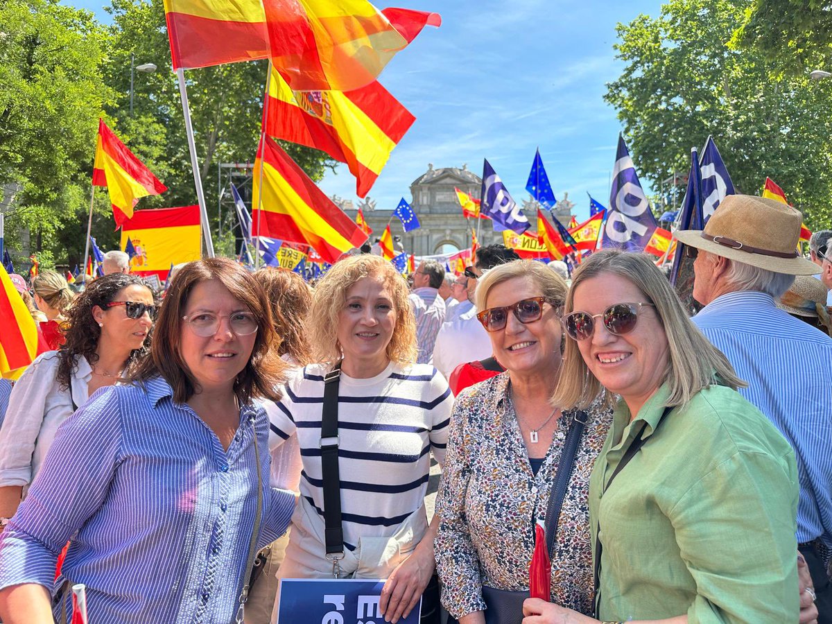 Hemos abarrotado la Puerta de Alcalá, le duela a quien le duela. Estamos hartos de los muros que Sánchez quiere construir entre españoles. Enfrentar no es hacer política, es antipolítica Queremos mirar al futuro unidos y en libertad. #EleccionesYa #TuRespuesta #EspañaResponde