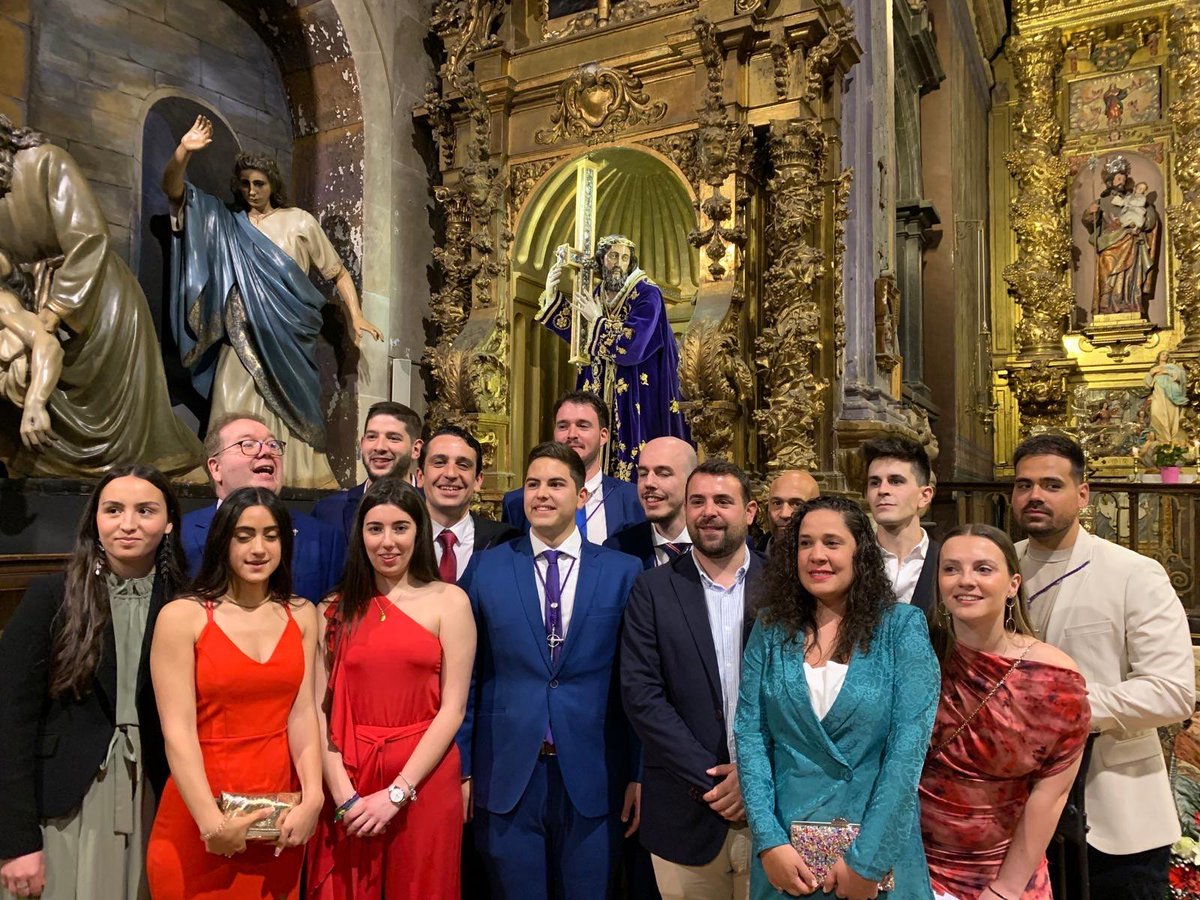 En la tarde ayer un grupo de hermanos recibió el Sacramento de la Confirmación en la Iglesia de San Julián y Santa Basilisa, celebración emotiva que nos llena de orgullo a toda la Congregación.
 
Que el Espíritu Santo que recibieron crezca en su nombre y dé los frutos de su amor.