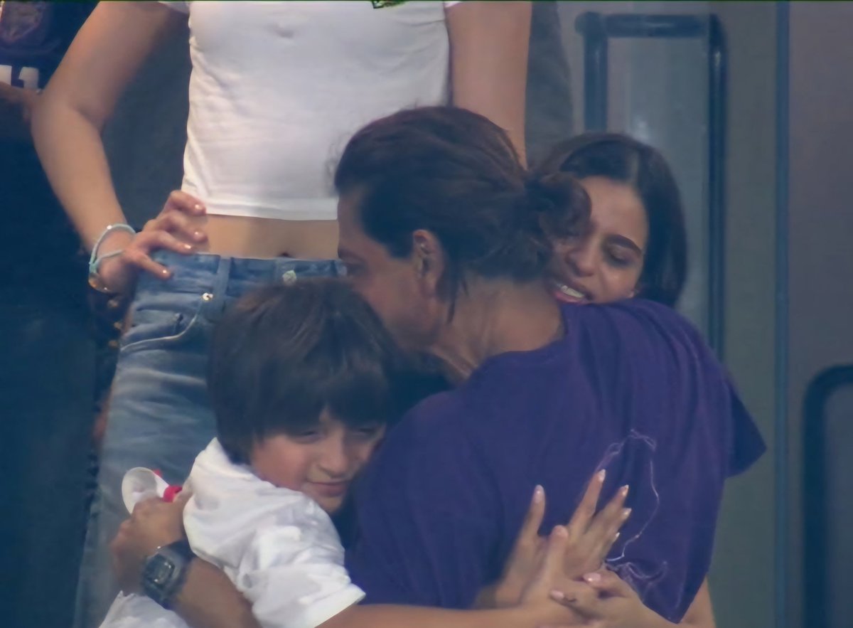 Sweet victory!✨ #ShahRukhKhan hugs #SuhanaKhan and #Abram as #KKR bags the #IPL2024 trophy.