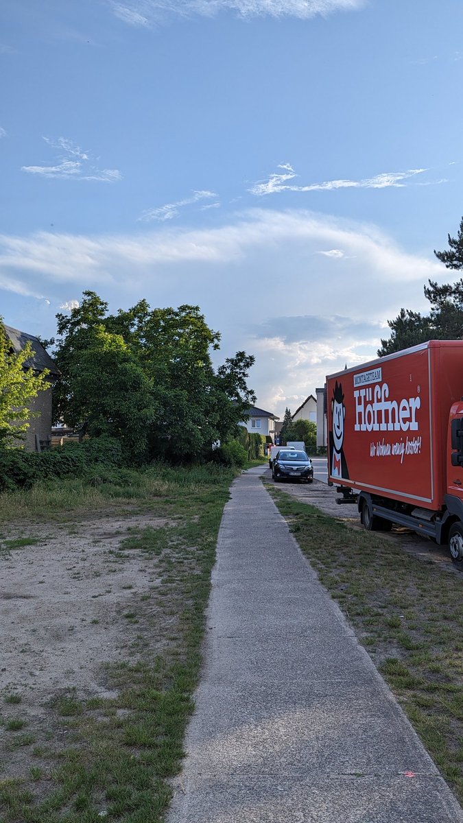 Kachelmannwettr's tweet image. Schöner #Amboss zu sehen gerade aus dem #Berlin-er Osten Blickrichtung Süden. Im Moment auf dem #StormTracker Radar nicht viel, aber es brodelt noch. Im Auge behalten! /FA kachelmannwetter.com/de/stormtracki… #Gewitter #Cb