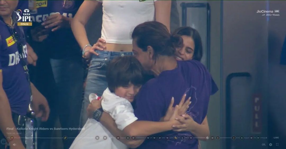 What a moment 💜 #shahrukhkhan #suhanakhan and #abramkhan celebrate the victory with a hug💯 #celebration #celebrate #kkr #kkrhaitaiyaar instagram.com/p/C7cJQ-yyQNU/…