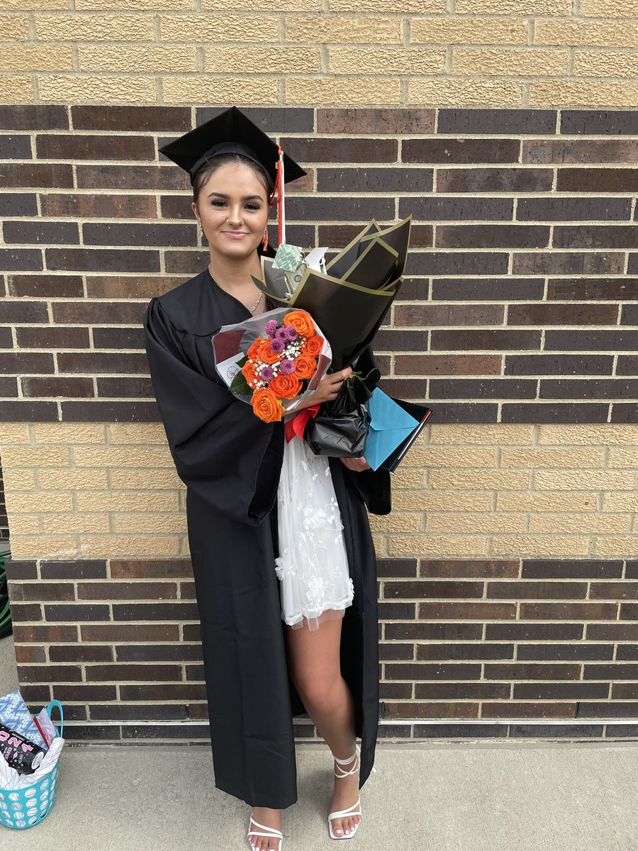 BG_Lady_Hornets's tweet photo. Once a hornet, always a hornet. Class of 2024. 🤍🎓
@TheHiveBGHS 
@BGCSHornets https://t.co/M7qT5OY9bv