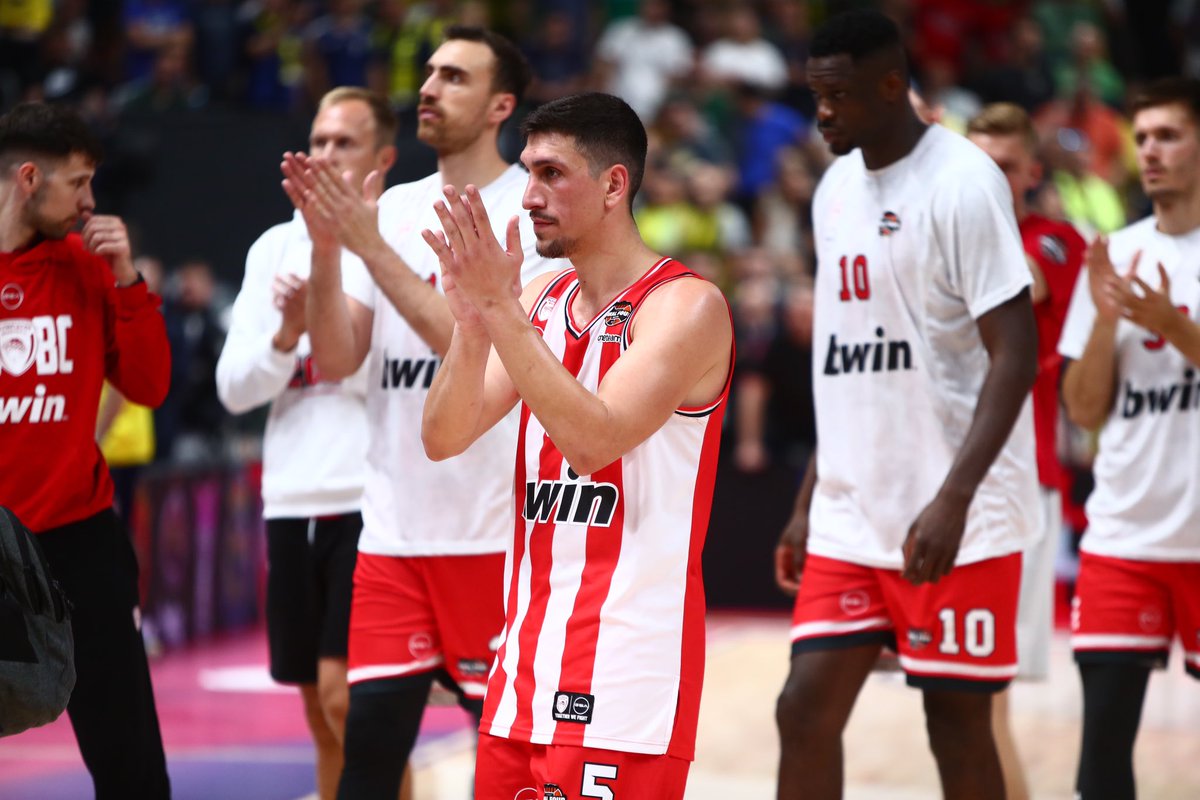 olympiacosfc's tweet photo. We are always proud of you @Olympiacos_BC 🔴⚪️ 

#Olympiacos #Family #OlympiacosBC https://t.co/IlgN79gJx2