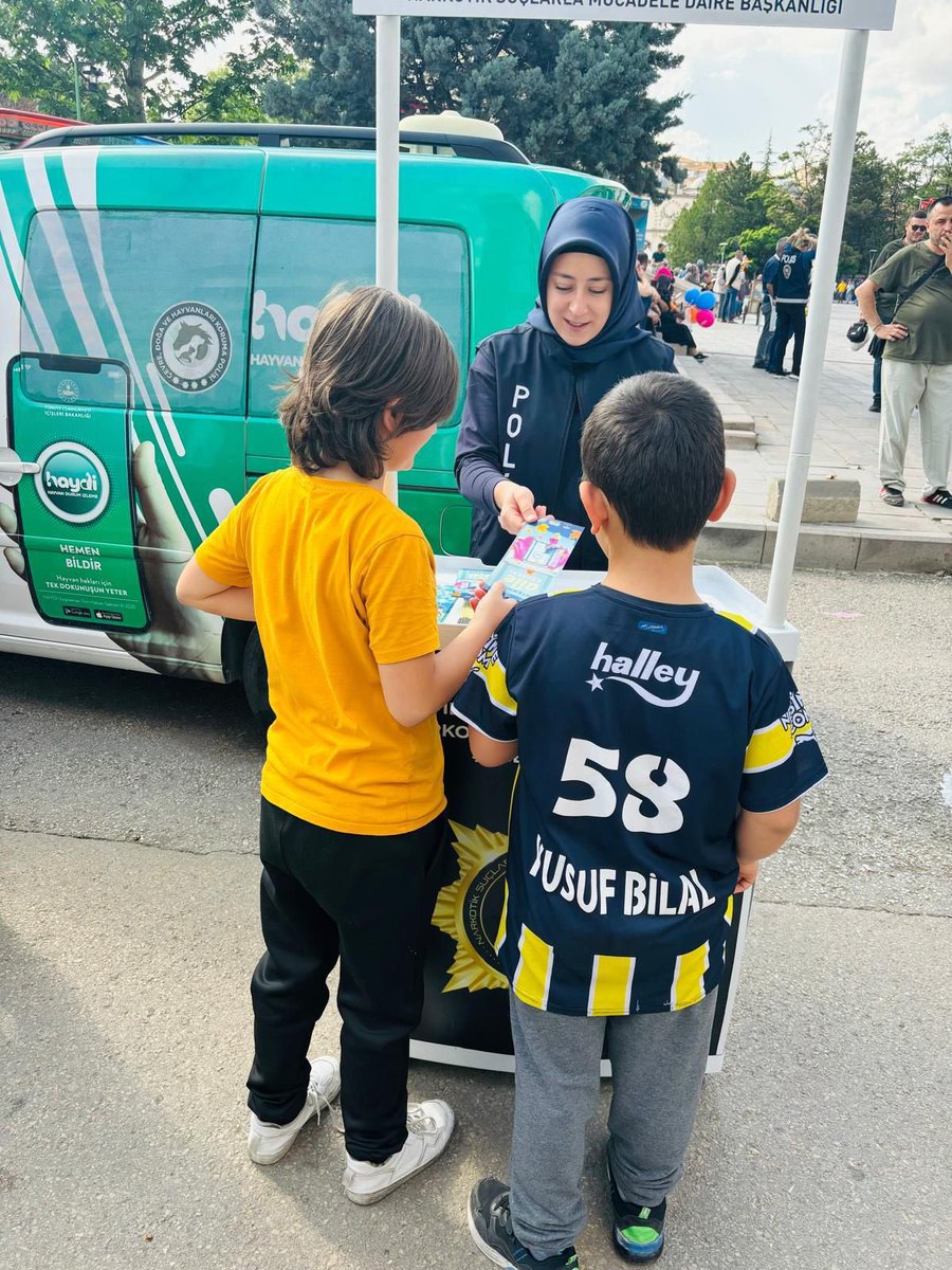 kirikkalepolis's tweet photo. Çocuk Şube Müdürlüğümüzce #KaleFest 2024 etkinliklerine katılan geleceğimizin teminatı olan çocuklarımıza ve ailelerine suçtan korunmalarına yönelik bilgilendirme yapılmıştır.
Çocuklarımız, Geleceğimiz, Yarınlarımız
@EmniyetGM @asayisdairebsk @TC_kkalevalilik #EmniyetKırıkkale https://t.co/qm0yEHPIsd