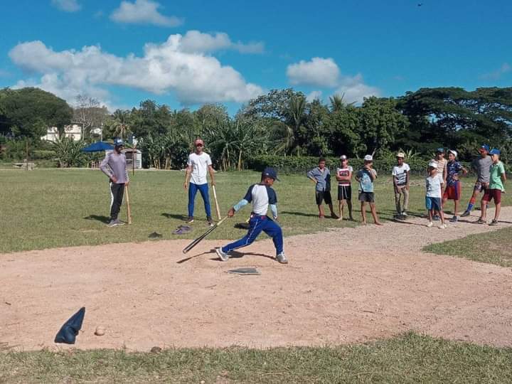Alegría y diversión deportiva en la comunidad de Sevilla. Los trabajadores del Inder demostrando que la #PremisaEsHacer por mejor calidad de vida.  #MunicipioPilón #ProvinciaGranma #Cuba @DiazCanelB @DrRobertoMOjeda @YudelkisOrtizB